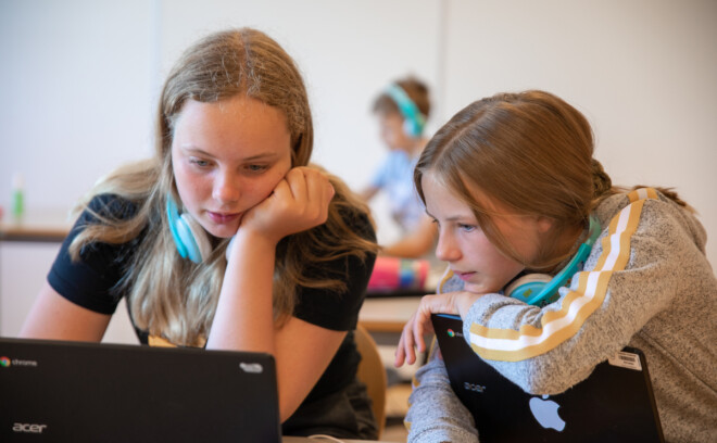 To jenter spiller Numetry sammen i et klasserom